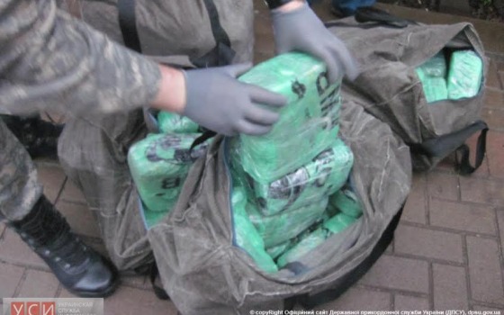 Украинка пыталась провезти из Одессы в Москву более 300 кг колбасы (фото)    «фото»