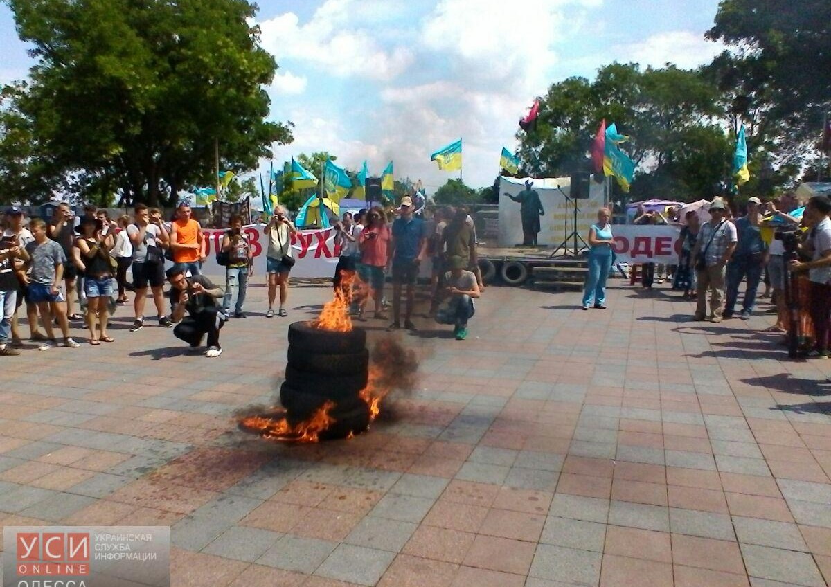 Возле Одесского горсовета жгли покрышки: один активист задержан, а организатора “Антитрухановского майдана” увезла “скорая” (фото) «фото»