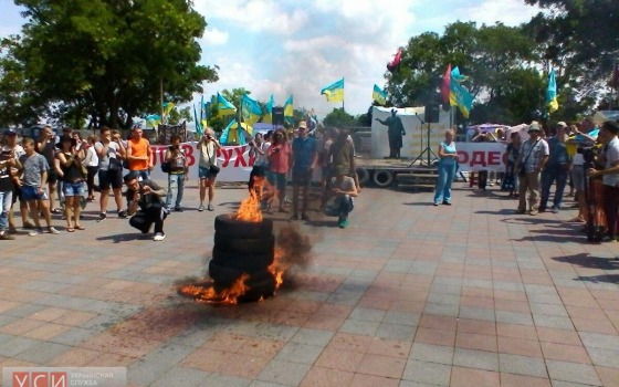Возле Одесского горсовета жгли покрышки: один активист задержан, а организатора “Антитрухановского майдана” увезла “скорая” (фото) «фото»