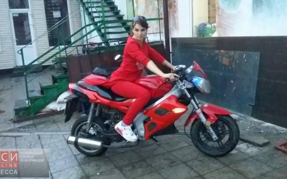 В центре Одессы у многодетной переселенки угнали мотоцикл (фото) «фото»