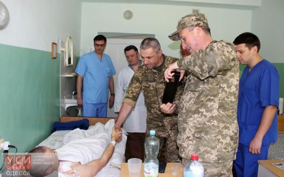 Военнослужащим из зоны АТО, которые проходят лечение в Одессе, вручили наградные часы (фото) «фото»