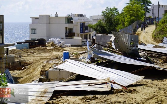 Марк Гордиенко решил “разобраться” с забором в Аркадии (фото) «фото»