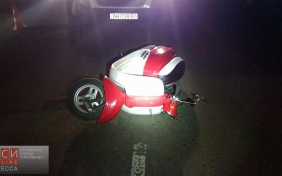 Яма в центре Одессы стала причиной ДТП: травмирован водитель скутера (фото) «фото»