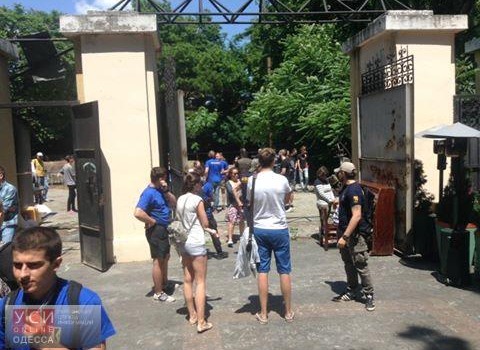 Активисты открыли проход в Летний театр в Горсаду: будут смотреть там Чемпионат Европы по футболу «фото»