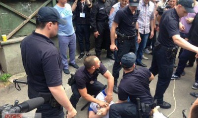 Попытка снести строительный забор на Успенской закончилась потасовкой: активиста задержали за нападение на патрульного (фото) «фото»