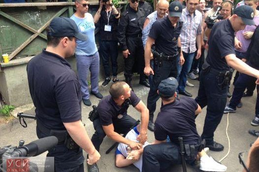 Попытка снести строительный забор на Успенской закончилась потасовкой: активиста задержали за нападение на патрульного (фото) «фото»