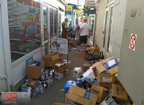 Неизвестные на рынке “Успех” устроили погром в магазинах, выделенных воинам АТО (фото) «фото»