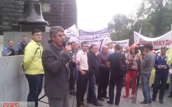 Черноморские портовики пикетируют Кабмин: требуют отменить завышенные отчисления с доходов предприятия «фото»