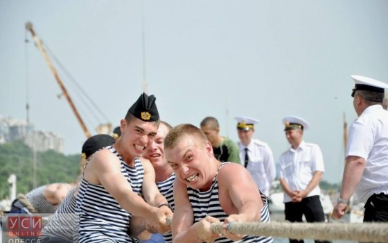 В Одессе будущие морские офицеры устроили мужские игры (фото) «фото»