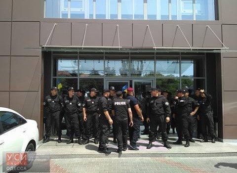 В Одессе активисты заблокировали гостиницу, в которой находится мэр, и пожаловались Виталию Кличко на Труханова (фото) «фото»