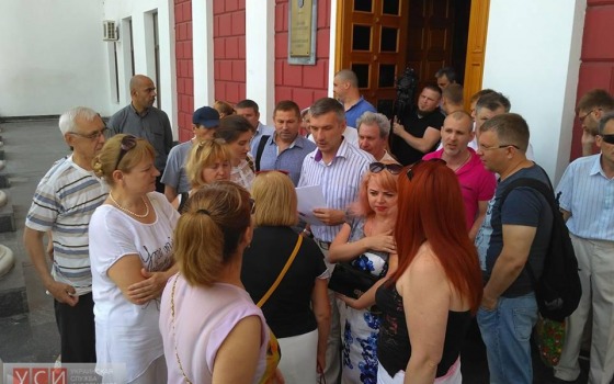 Обманутые вкладчики “Золотого Берега” не смогли добиться встречи с одесским мэром и его заместителем «фото»