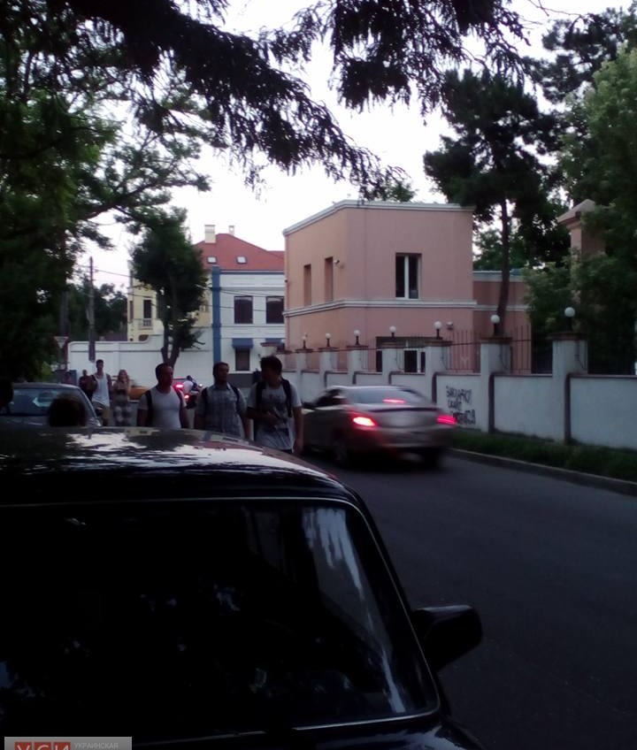 На Французском бульваре ограбили автомобиль одесских волонтеров «фото»