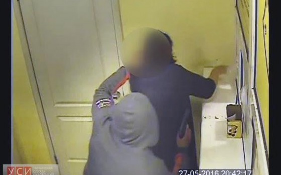 Одесситка заказала разбойное нападение на ломбард для того, чтобы вернуть свое золото (фото) «фото»