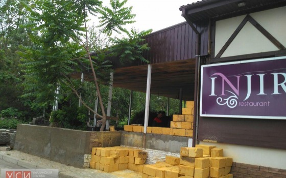 Одесский ресторан сооружает незаконную пристройку на зеленой зоне (фото) «фото»