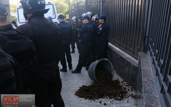 Одесские патриоты в честь Дня России рассыпали ведро навоза у входа в Генконсульство РФ (фото, видео) «фото»