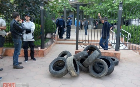 К одесскому суду подвезли шины: активисты готовы баррикадировать здание всю ночь (фото) «фото»
