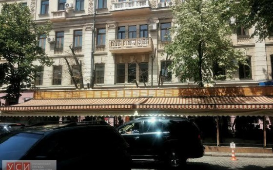 Владелец ресторана на Дерибасовской погубил деревья «фото»