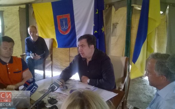Саакашвили провел первый прием в палатке на трассе “Одесса-Рени”, куда перенес свою приемную (фото) «фото»