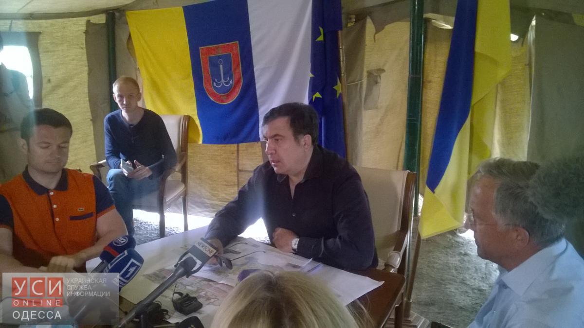 Саакашвили провел первый прием в палатке на трассе “Одесса-Рени”, куда перенес свою приемную (фото) «фото»
