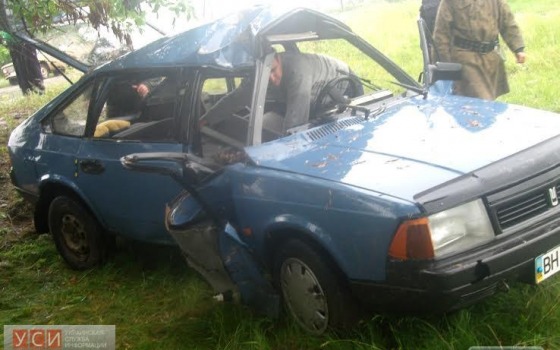 «Москвич» влетел в дерево в Одесской области: четыре человека пострадали «фото»