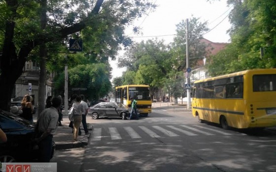 В Одессе маршрутка на скорости “влетела” в иномарку (фото) «фото»