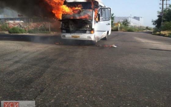 В пригороде Одессы сгорела дотла маршрутка «фото»