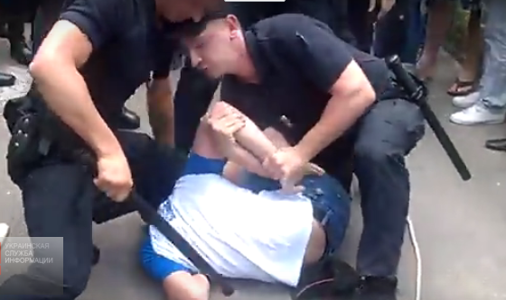Появилось видео, на котором активист напал на полицейского во время потасовки на стройплощадке в центре Одессы (ВИДЕО) «фото»