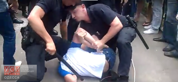 Появилось видео, на котором активист напал на полицейского во время потасовки на стройплощадке в центре Одессы (ВИДЕО) «фото»