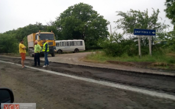 Асфальт на трассе «Одесса-Рени» укладывают под дождем: в ОГА обещали разобраться (фото) «фото»