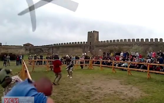 Во время рыцарского спарринга в Аккермане, меч вылетел из рук бойца и чуть не искалечил зрителя (видео) «фото»