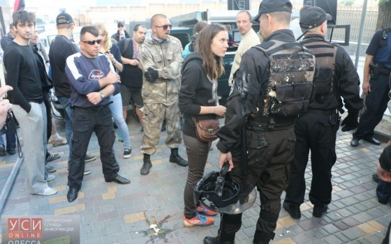 Одесское Генконсульство России забросали яйцами: у входа произошла потасовка (фото) «фото»