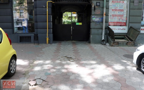 Один из дворов в центре Одессы проваливается под землю (фото) «фото»