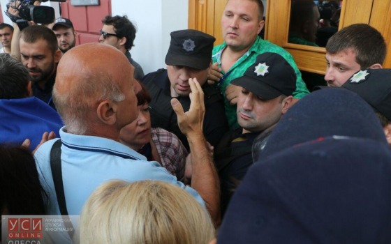 Масштабная “антитрухановская акция” проходит у Одесской мэрии: активисты пытаются прорваться в горсовет (фото) «фото»