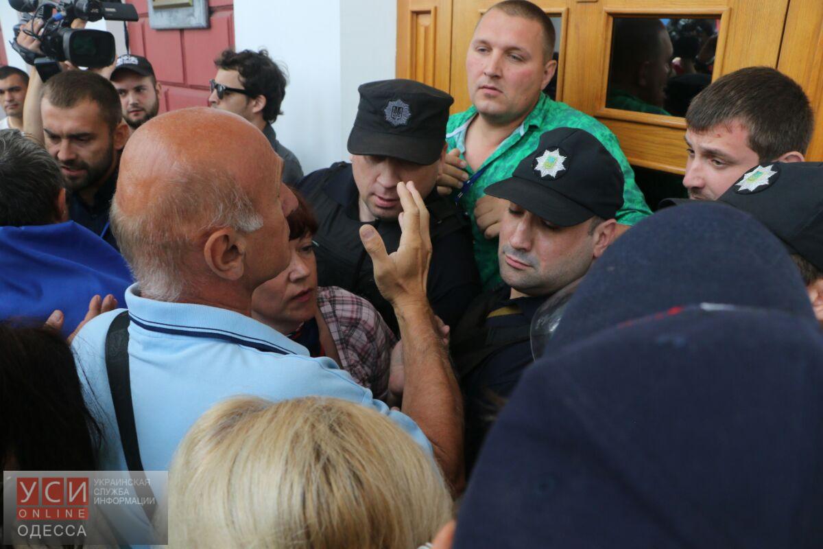 Масштабная “антитрухановская акция” проходит у Одесской мэрии: активисты пытаются прорваться в горсовет (фото) «фото»