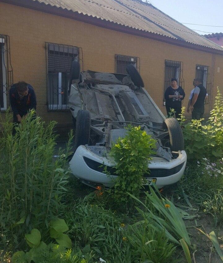 ДТП в Одесской области: автомобиль перевернулся и врезался в частный дом (фото) «фото»