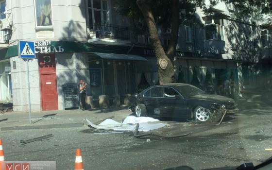 «BMW» снес рекламный щит в центре Одессы «фото»