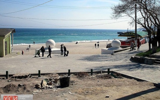 Торжество жадности: с одесситов на Ланжероне требуют деньги за аренду бесплатных столиков «фото»