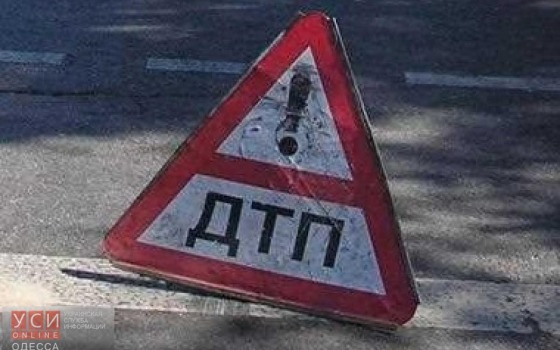 На въезде в Одессу легковой автомобиль влетел в грузовик «фото»