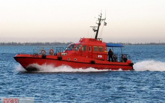 В акватории порта «Южный» спасли киевлянку, которая заплыла в открытое море «фото»