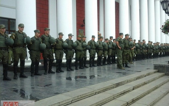 Силовики оцепили Одесскую мэрию: палаточный городок и прохожих проверяют на наличие оружия  (фото) «фото»