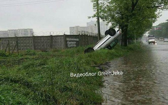 В луже возле Таировского кладбища перевернулся автомобиль: машина вылетела в виноградники «фото»