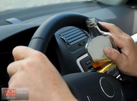 Пьяный общественник угрожал полицейским и отдыхающим оружием «фото»