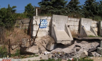 Жители и гости Черноморска пробираются на пляж через развалины домов и заборов (фото) «фото»