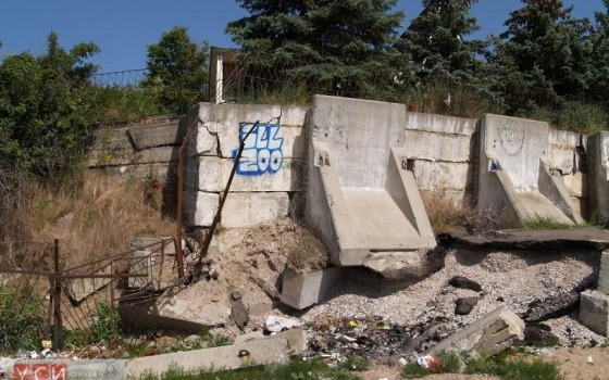 Жители и гости Черноморска пробираются на пляж через развалины домов и заборов (фото) «фото»