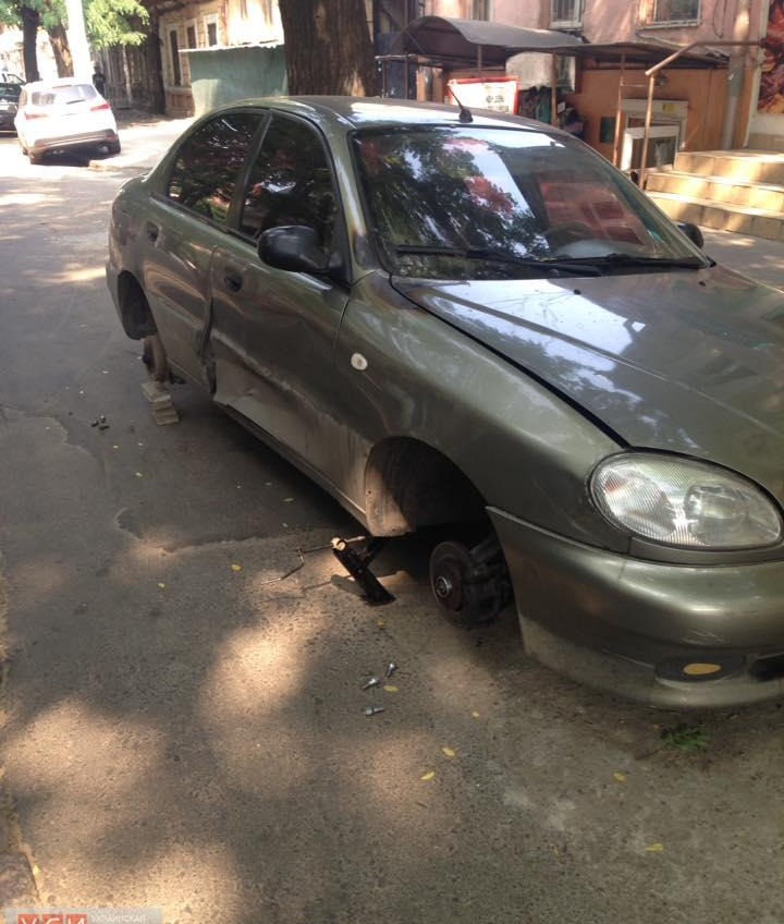 За попытку убрать шлагбаум из Аркадии на автомобиль активиста «Дорожного контроля» снова напали «фото»
