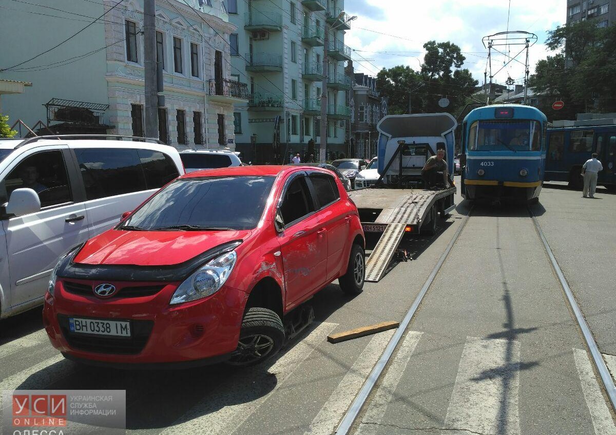 Возле парка Шевченко трамвай повредил иномарку (фото) «фото»