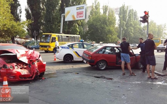 По вине пьяного автомобилиста на Таирова произошло масштабное ДТП (фото) usionline.com По вине пьяного автомобилиста на Таирова произошло масштабное ДТП (фото) «фото»
