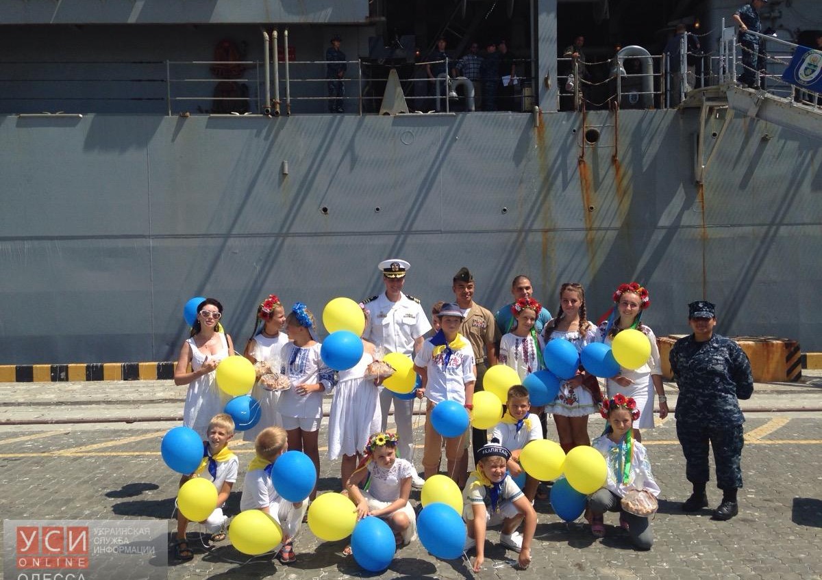 Одесские школьники угостили караваем капитана американского корабля (фото) «фото»