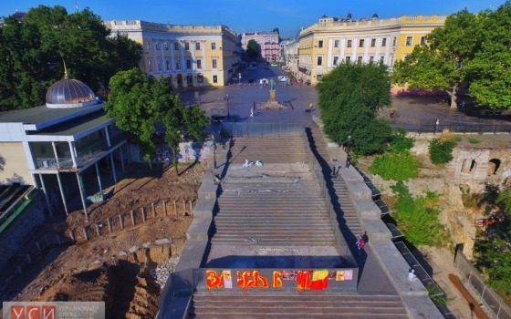 В Сети появился постыдный вид Потемкинской лестницы с высоты птичьего полета, который покажут на всю страну (фото) «фото»