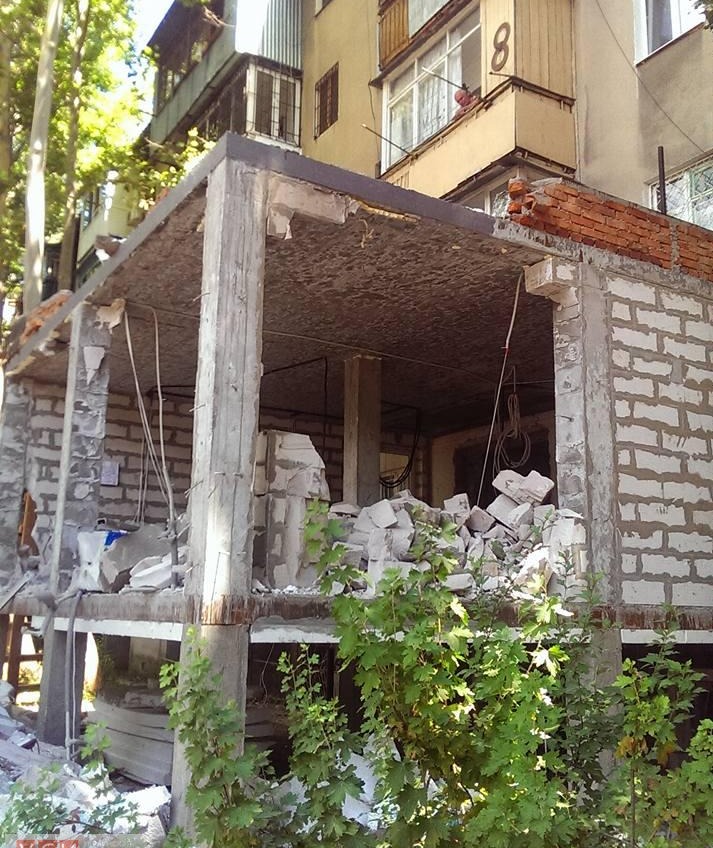 В Одессе сносят незаконно построенный балкон (фотофакт) «фото»